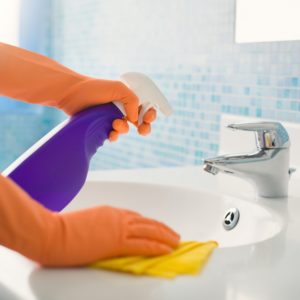 cara membersihkan kamar mandi