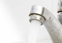 Cara Ampuh Membersihkan Kerak Kamar Mandi