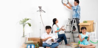 membersihkan rumah saat pembantu mudik