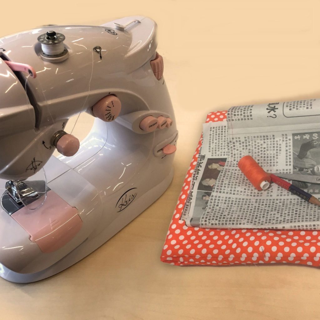 Siapkan mesin jahit, pasang benang yang sesuai dengan warna kain. Lalu mulailah menjahit setiap sisi kain dengan hati-hati. Dan selimut mermaid Anda siap digunakan di udara dingin dan hujan seperti sekarang.