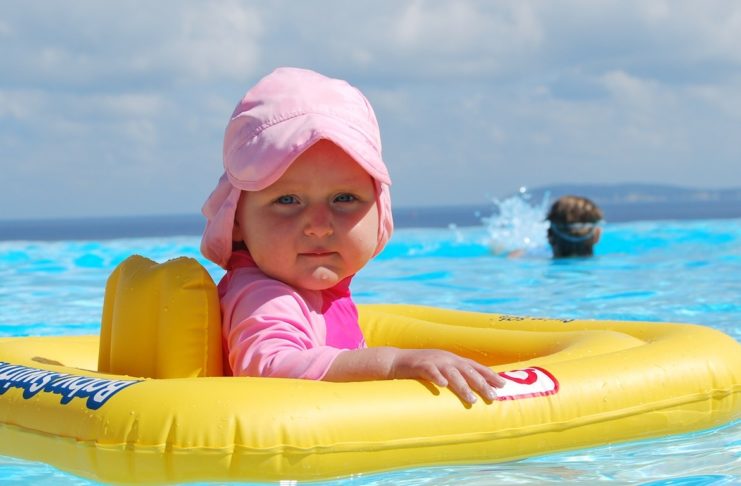 Bayi Berenang