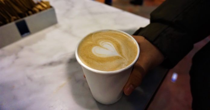 Awas! Minum kopi sebelum naik pesawat