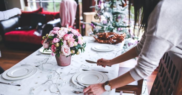 8 ATURAN SAAT GELAR JAMUAN MAKAN DI RUMAH