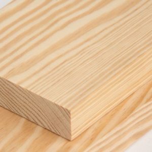 Jenis kayu yang digunakan untuk ukiran dibagi menjadi dua yaitu