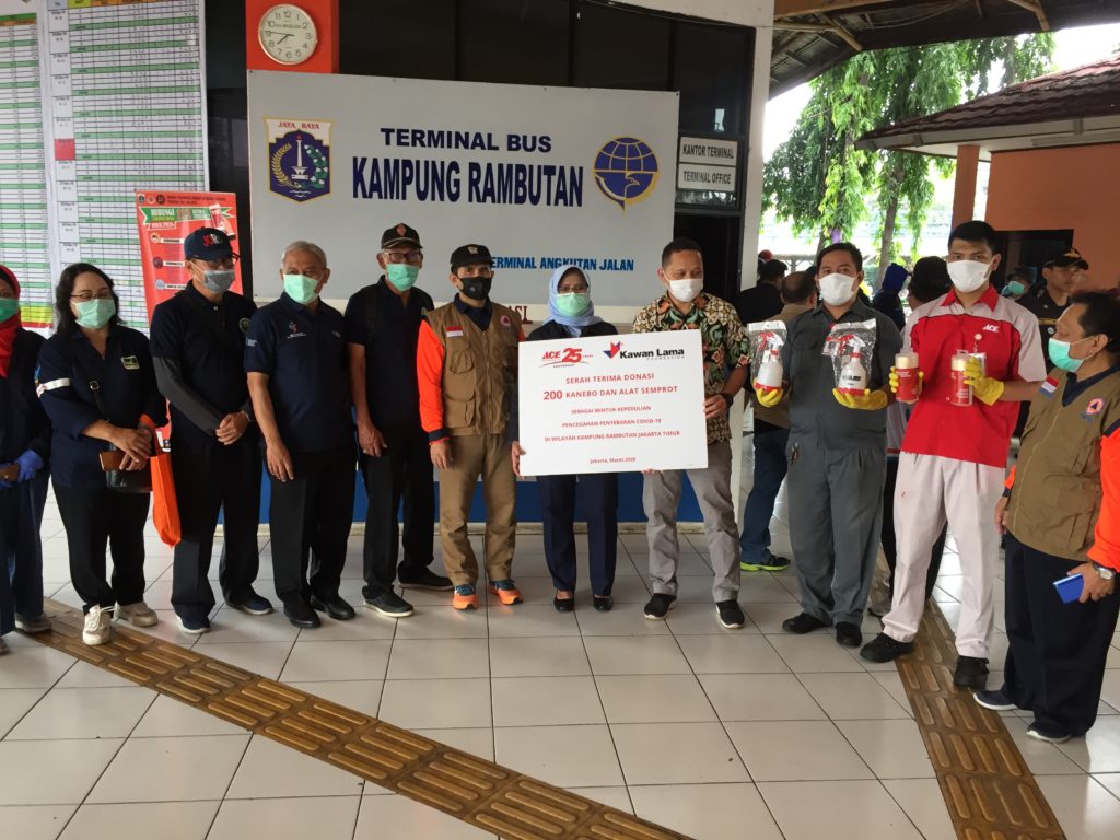 Donasi ACE Hardware di Terminal Kampung Rambutan