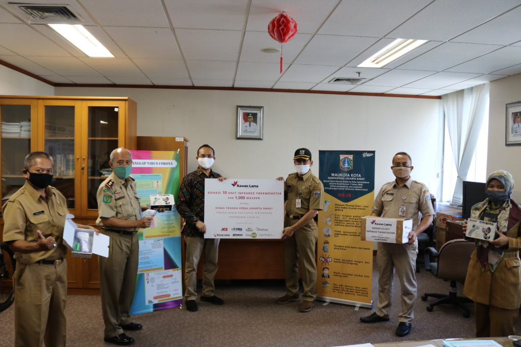 Donasi Kawan Lama Foundation di kantor Kadisnaker Jakarta Barat