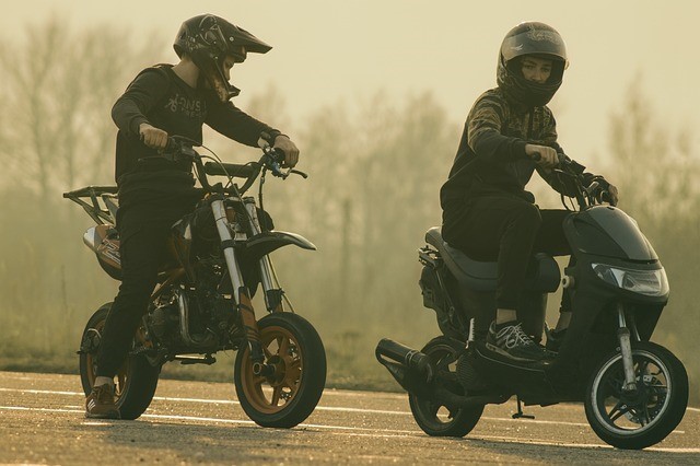 teenagers-on-mopeds-4146646_640.jpg