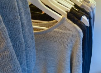 lemari pakaian tiga pintu