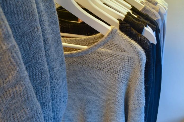 lemari pakaian tiga pintu