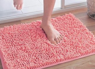 memilih keset kamar mandi