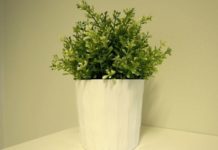 bunga plastik tempel dinding