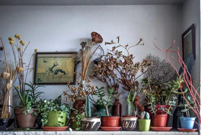 rak bunga dari besi minimalis