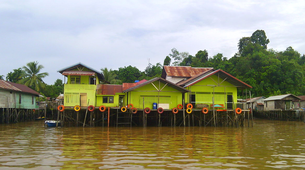 rumah pinggir sungai