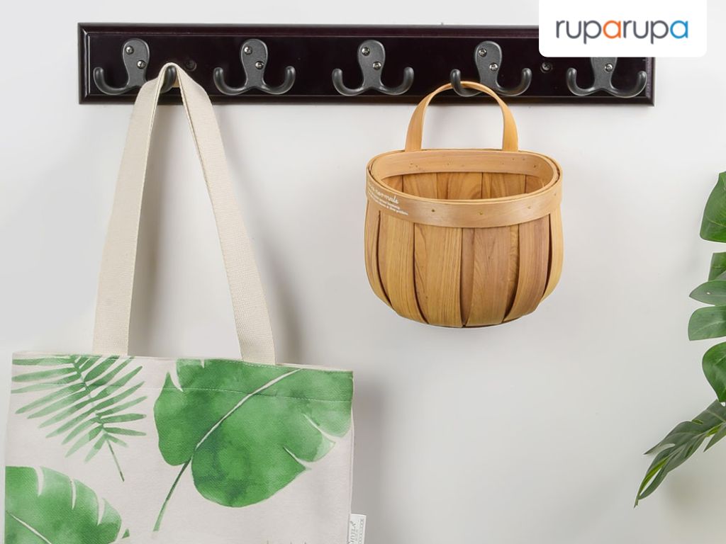 Gantungan dinding untuk merapikan gudang