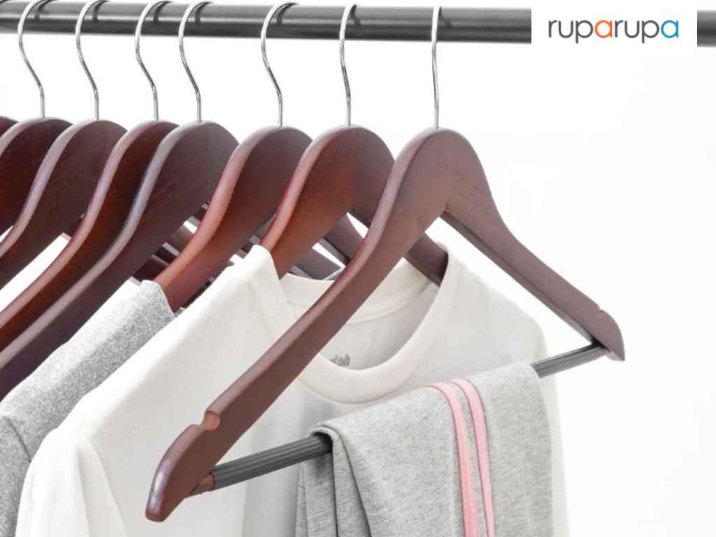 Hanger Baju berguna untuk merapikan lemari pakaian