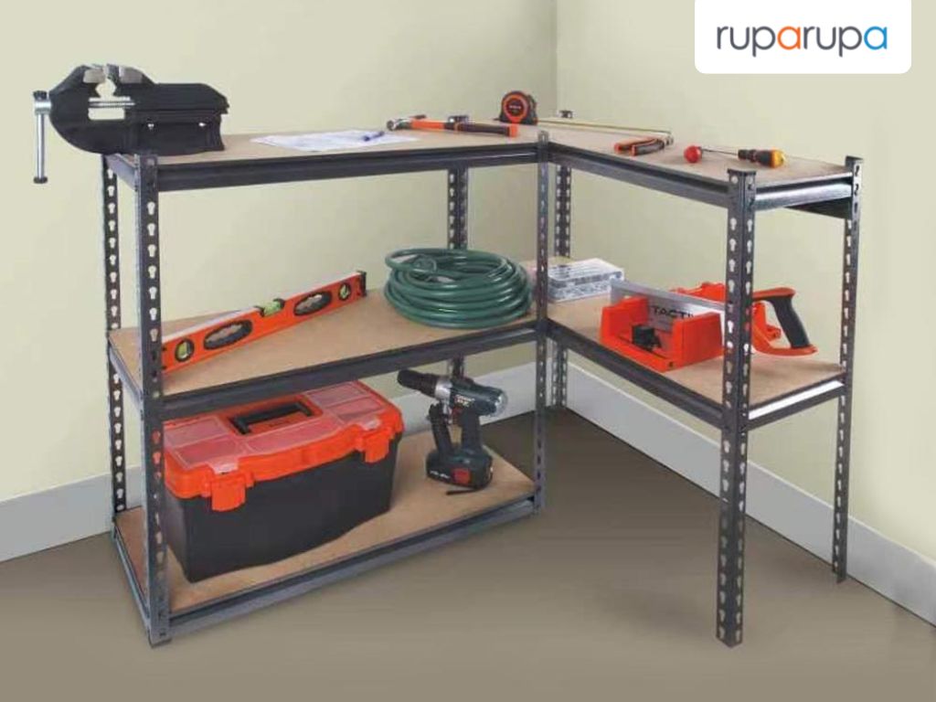 Rak besi untuk penyimpanan di gudang