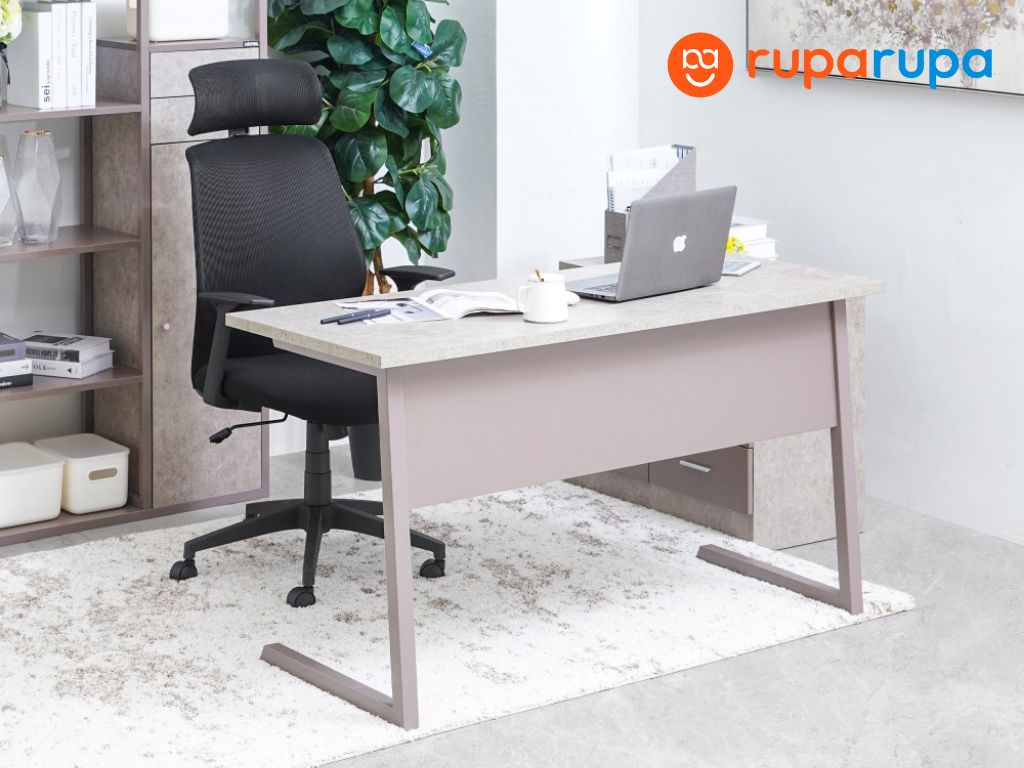 memilih ukuran meja kantor