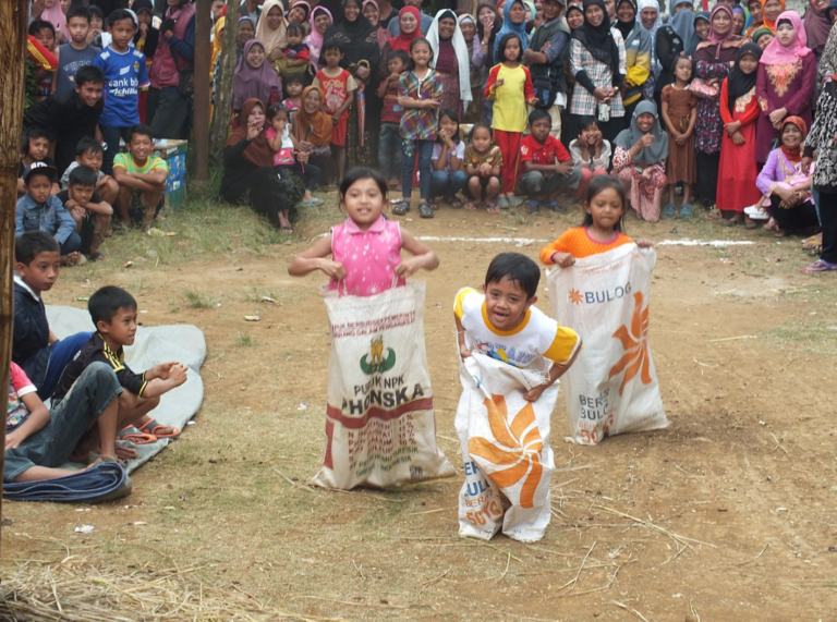 14 Ide Lomba 17 Agustus yang Seru dan Unik! | Blog Ruparupa Lomba Untuk 17 Agustus Permainan Tradisional 14 Ide Lomba 17 Agustus yang Seru dan Unik! | Blog Ruparupa - Lomba Untuk 17 Agustus Permainan Tradisional