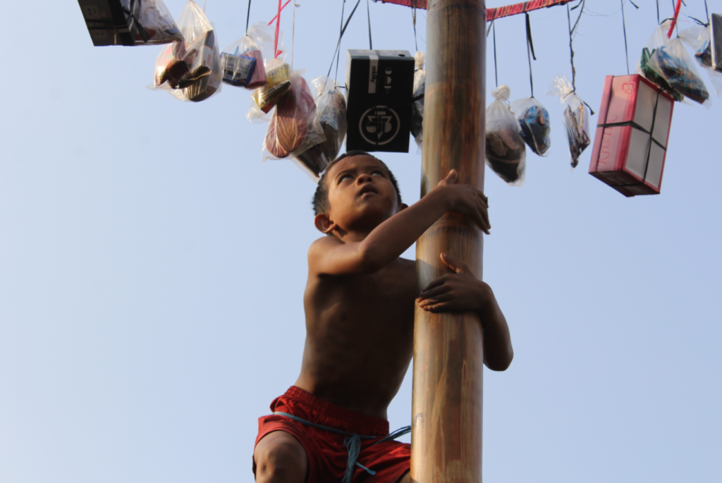 lomba panjat pinang