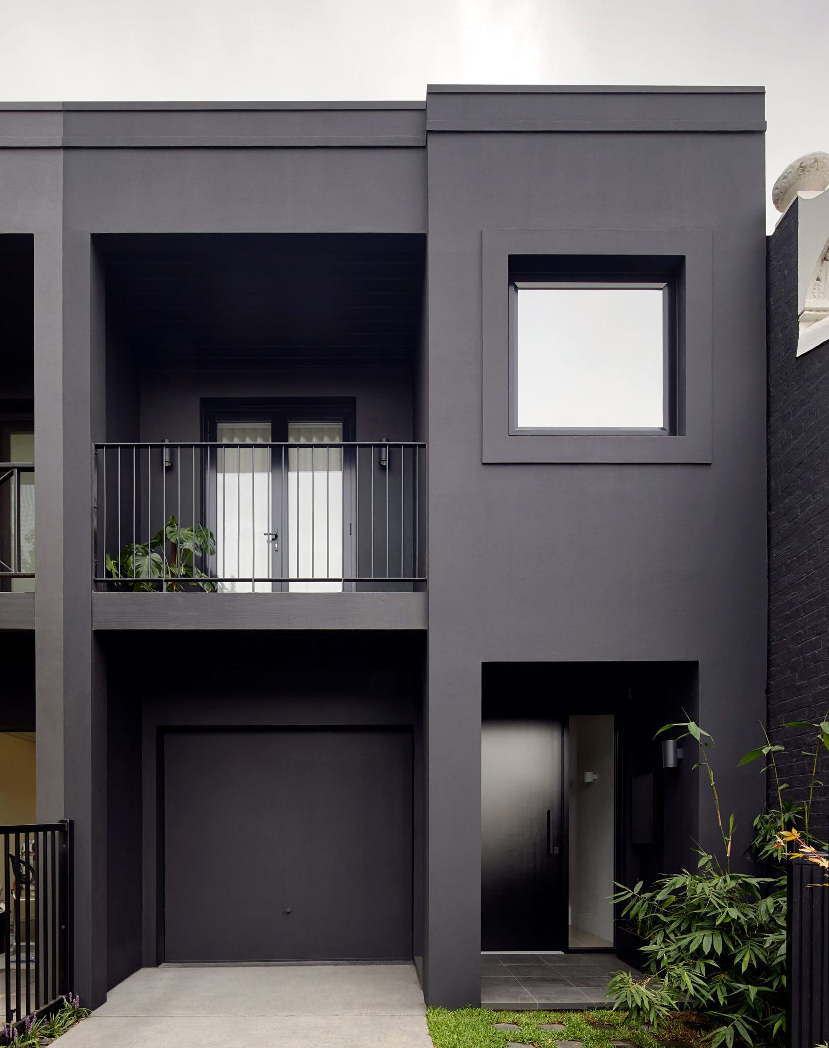 rumah minimalis hitam