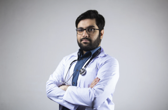 Dokter menggunakan stetoskop