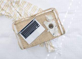 menghilangkan rasa jenuh saat isolasi mandiri yaitu berjalar dan menonton