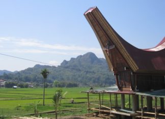 rumah dengan atap perahu