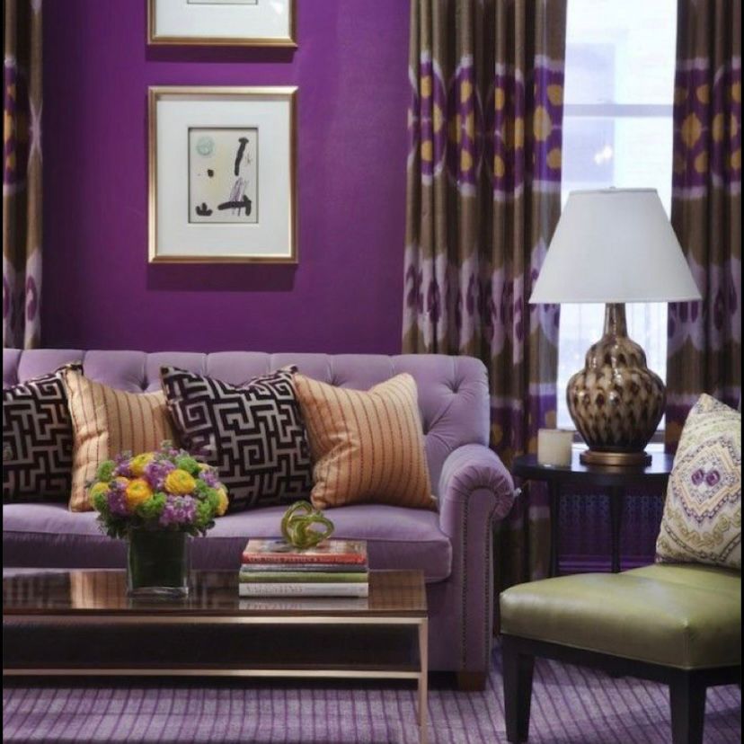 Dinding ungu tua dengan sofa warna lilac dan bantal bermotif