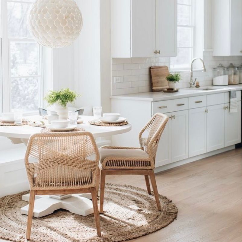 Ruang makan menghadap jendela