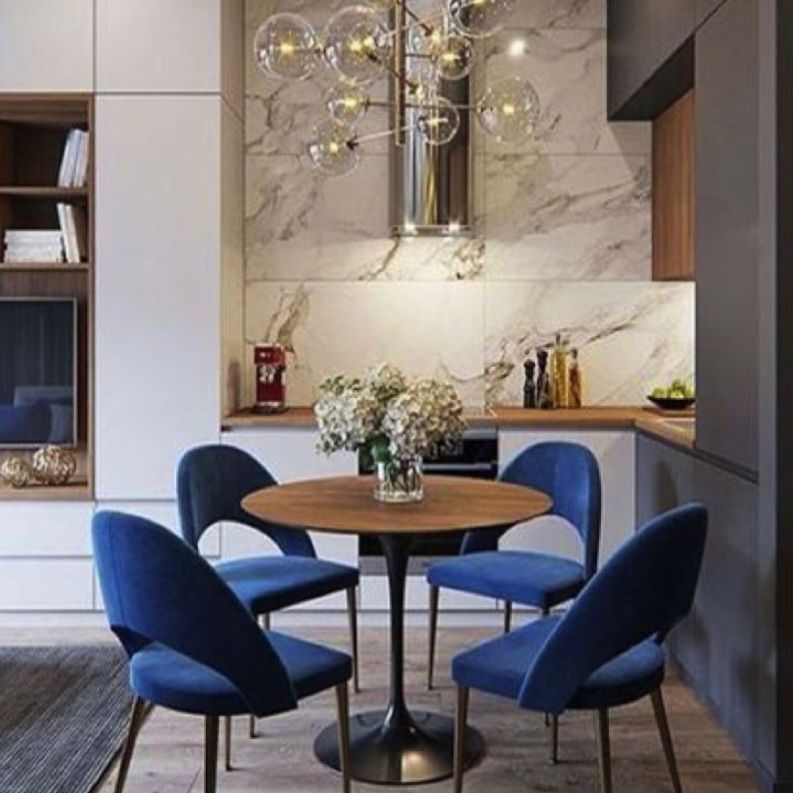 Warna bold blue membawa kesan mewah