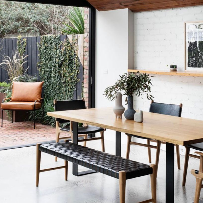 Ruang makan menghadap halaman belakang