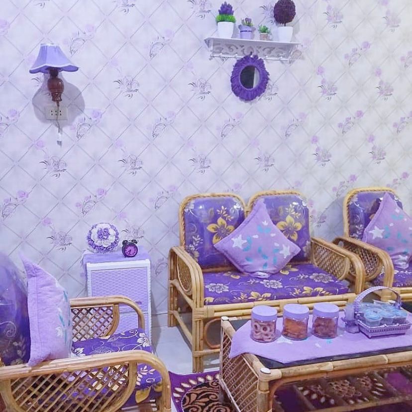 Perabotan rotan dengan wallpaper bermotif warna ungu