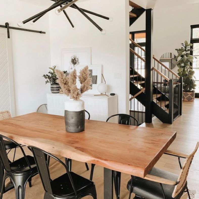 ruang makan tema industrial dengan lampu hias unik