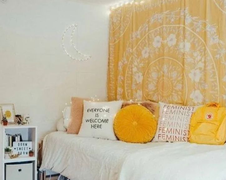 Kain tapestry pada dinding kamar