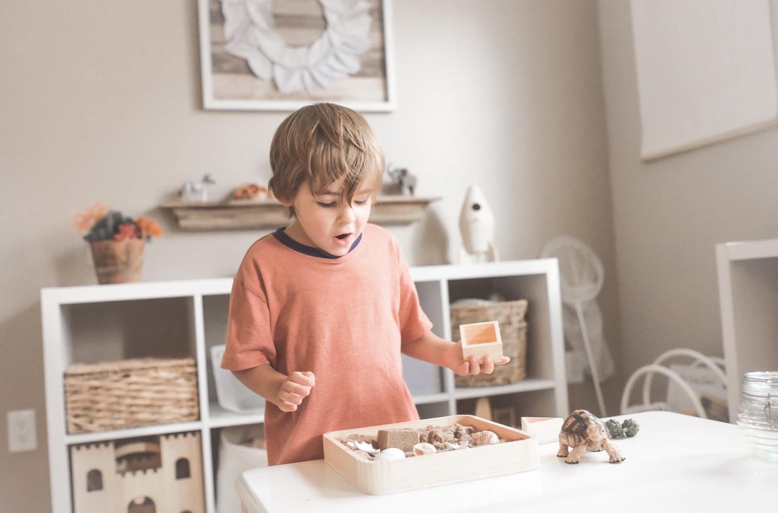 dekorasi kamar tidur dengan rak susun