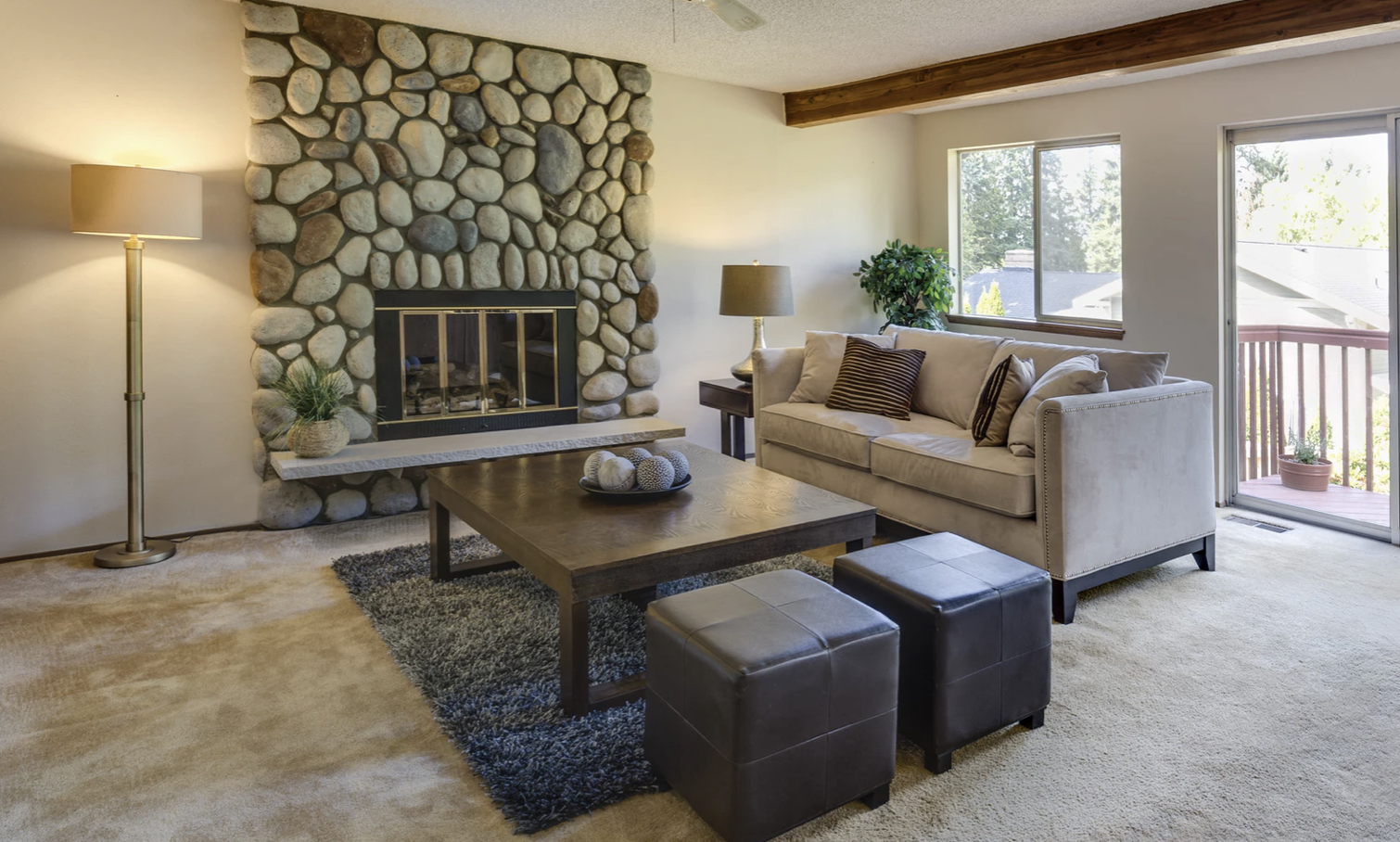 Desain interior ruang tamu dengan bebatuan alami