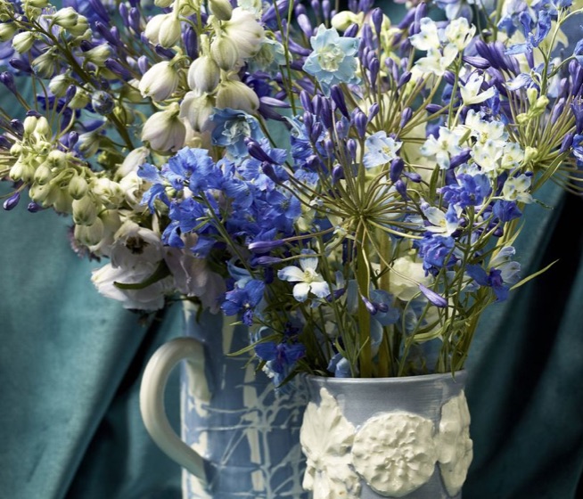 bunga dan vas yang senada