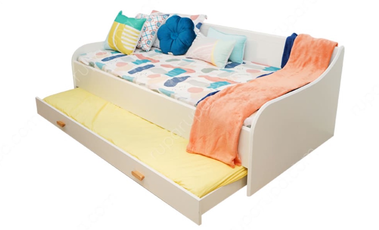 tempat tidur kayu sederhana