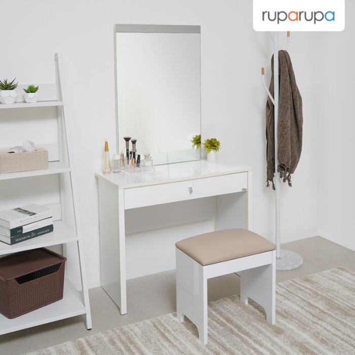 Britania Set Meja Rias - Putih Dilengkapi stool dan cermin mempunyai banyak laci penyimpanan.Britania Set Meja Rias - Putih Dilengkapi stool dan cermin mempunyai banyak laci penyimpanan.