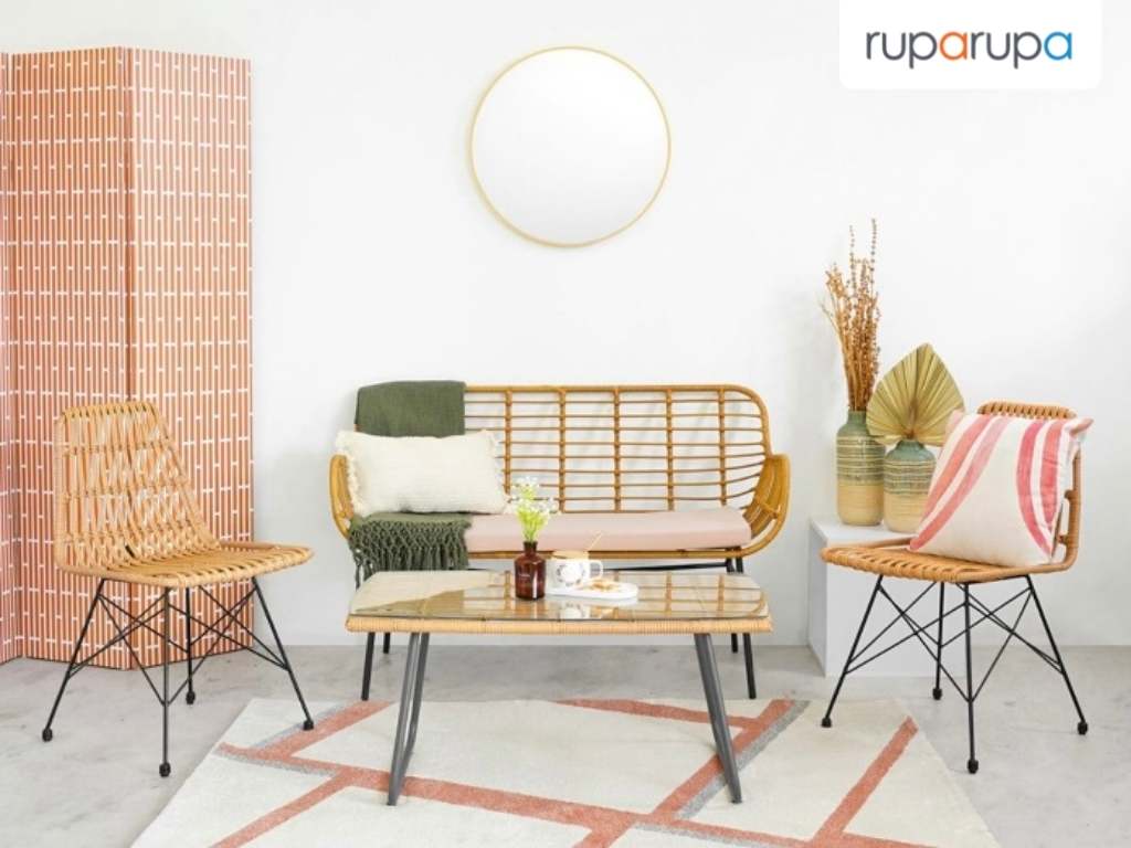 ruang tamu dengan kursi rotan