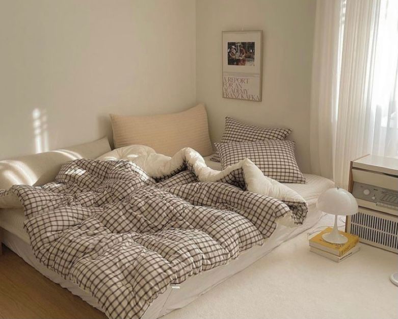 gunakan sprei motif grid pada kamar