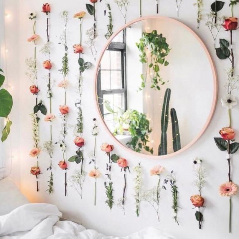 hiasan dinding cermin bulat dan tangkai bunga tersusun
