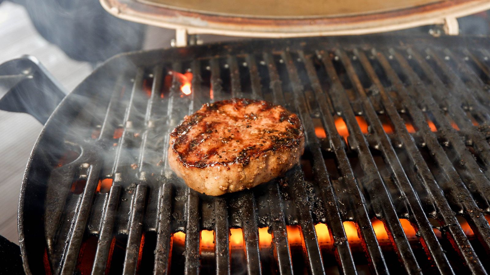 Steak wagyu yang matang akan muncul grill mark