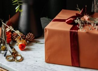 cara membungkus kado