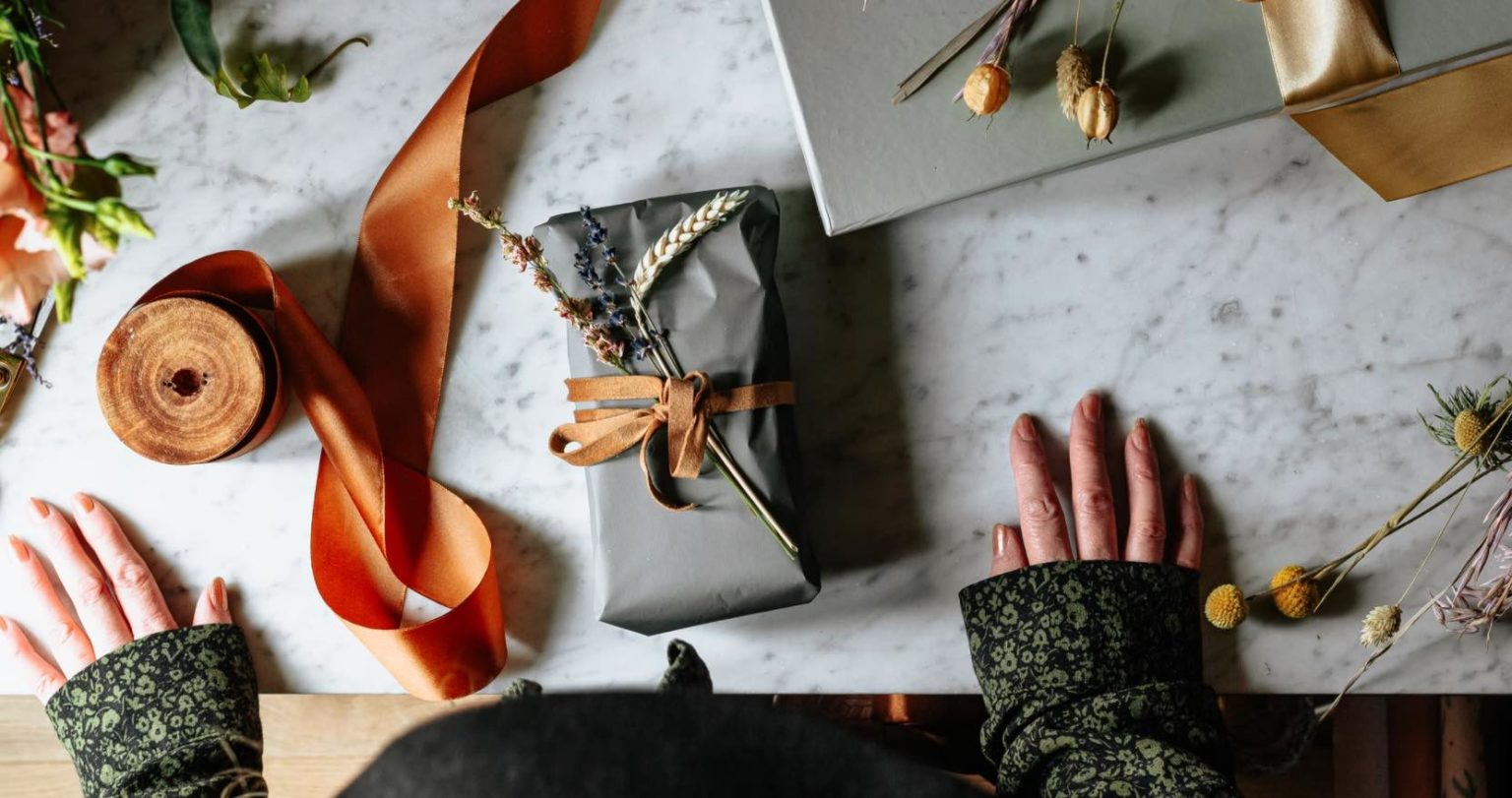 8 Cara Membungkus Kado yang Unik dan Cantik Blog ruparupa