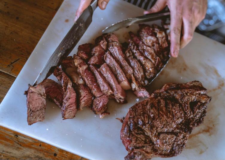 memotong steak wagyu