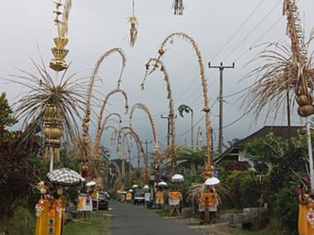 tradisi natal penjor