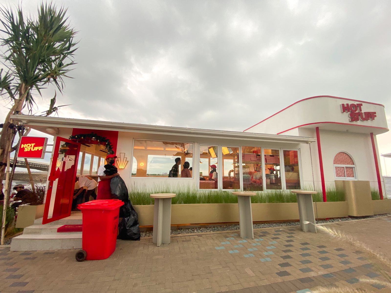 Hot Stuff Chicken tempat nongkrong pik - by Ruparupa