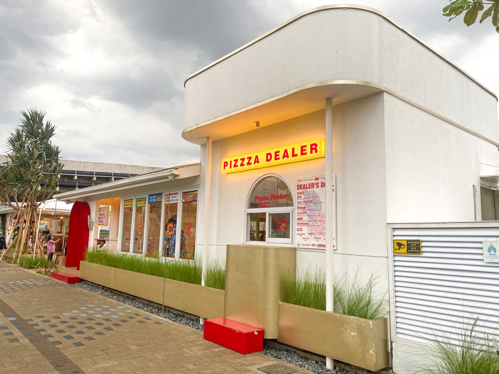 Pizzza dealer tempat nongkrong pik - by Ruparupa