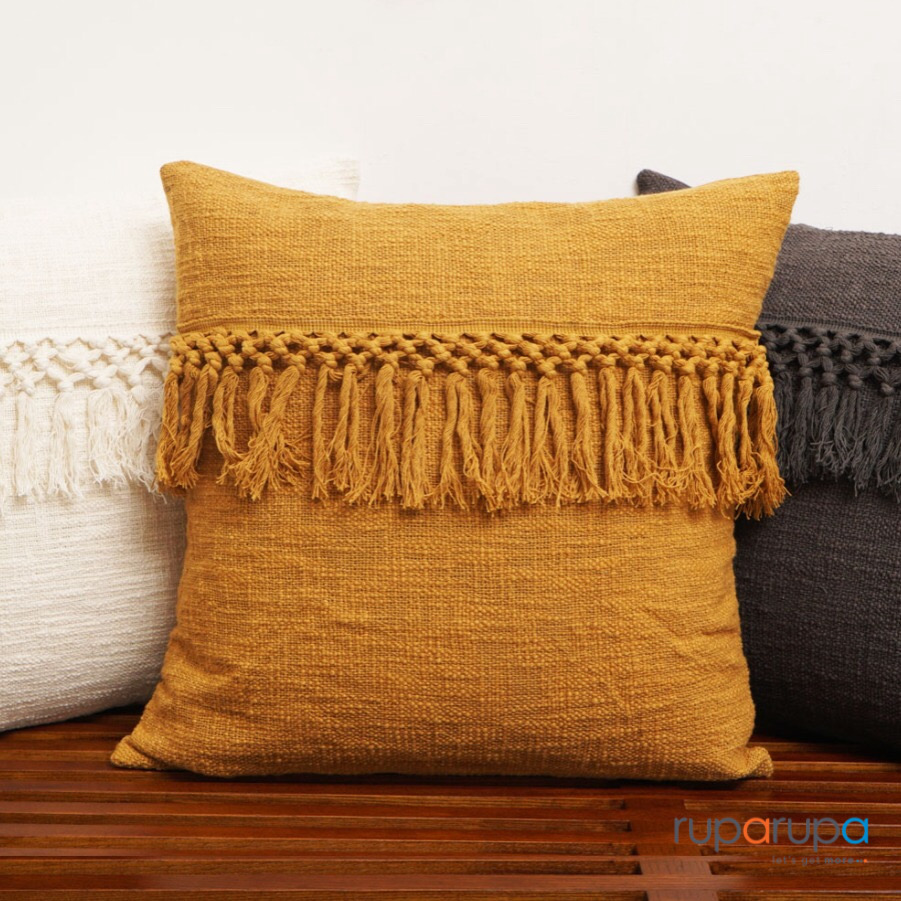 Bantal sofa kuning